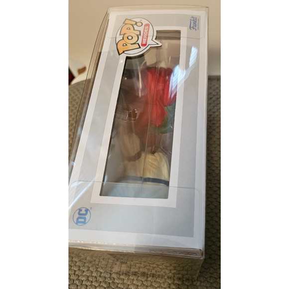 Funko Harley Quinn and Poison Ivy Wedding 2-Pk Special Edition w/ protector - Picture 2 of 5